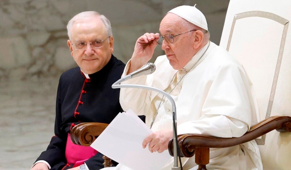 Papa Francisco: «En la Trinidad reconocemos modelo de la Iglesia, llamados a amarnos como Jesús nos amó».